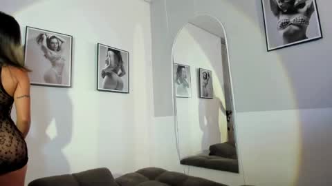 Snapshot of olivia_collisn chatting on May 2026 11:04:01 AM Olivia Collins online show from May 2026 11:04:01 AM