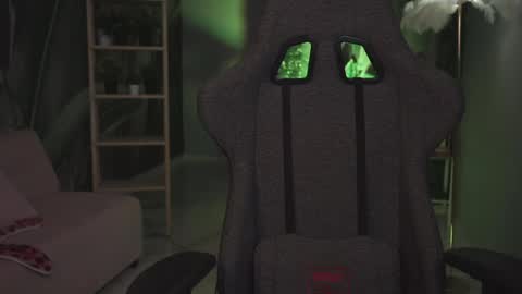 Snapshot of oliviamcclean chatting on April 2026 01:22:02 AM Liv online show from April 2026 01:22:02 AM