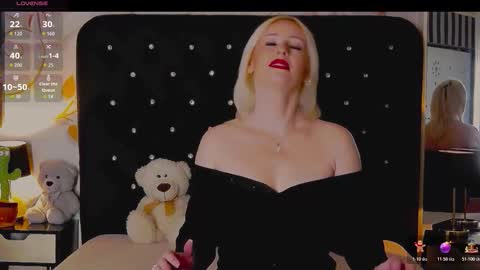 Olivia online show from December 2025 09:42:01 PM