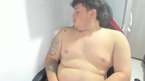 Snapshot of onewhiteboichub chatting on February 2025 05:31:01 PM Andres INDEPENDENT MODEL online show from February 2025 05:31:01 PM