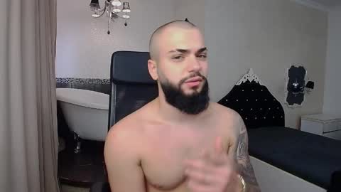 Snapshot of oscarwills chatting on May 2026 05:13:01 AM OscarWills online show from May 2026 05:13:01 AM