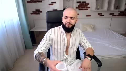 Snapshot of oscarwills chatting on May 2026 05:01:02 AM OscarWills online show from May 2026 05:01:02 AM