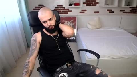 Snapshot of oscarwills chatting on May 2026 04:40:02 AM OscarWills online show from May 2026 04:40:02 AM