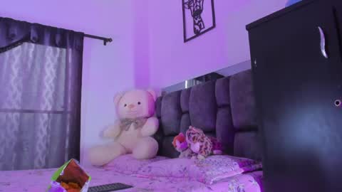 Snapshot of osiris_doll chatting on April 2026 06:03:01 PM vella online show from April 2026 06:03:01 PM