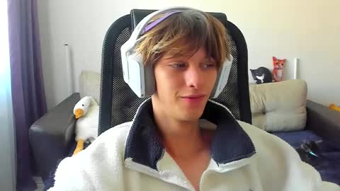 Ostin online show from September 2025 02:44:01 AM