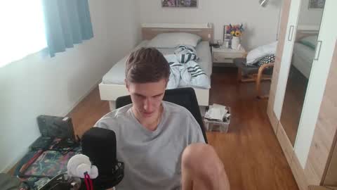 OverkneeBabe online show from March 2026 07:46:02 AM