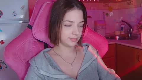 Snapshot of pambeeslyy chatting on April 2026 07:07:02 PM Pam online show from April 2026 07:07:02 PM