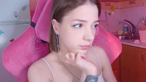 Snapshot of pambeeslyy chatting on May 2026 01:06:01 PM Pam online show from May 2026 01:06:01 PM
