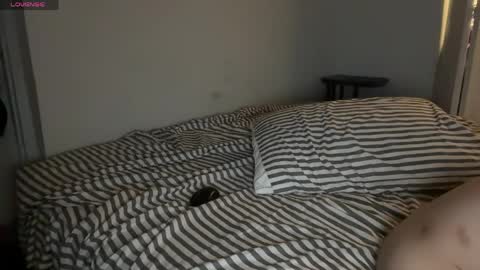 Snapshot of pantslesstraveler_plt chatting on April 2026 07:57:02 AM PantsLessTraveler online show from April 2026 07:57:02 AM