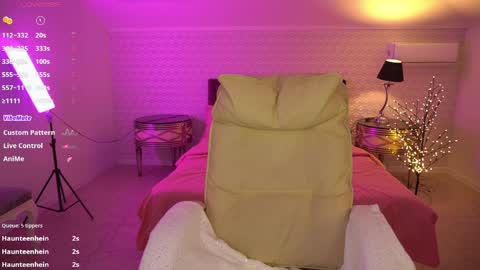 Snapshot of paolamola chatting on April 2026 01:41:01 PM Lia online show from April 2026 01:41:01 PM