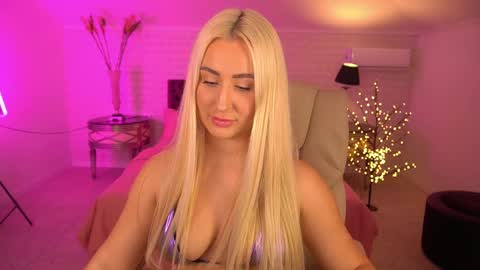 Snapshot of paolamola chatting on April 2026 01:53:02 PM Lia online show from April 2026 01:53:02 PM