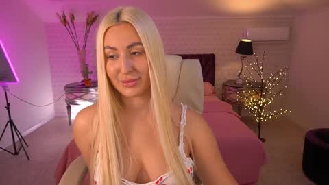 Snapshot of paolamola chatting on April 2026 01:52:01 PM Lia online show from April 2026 01:52:01 PM