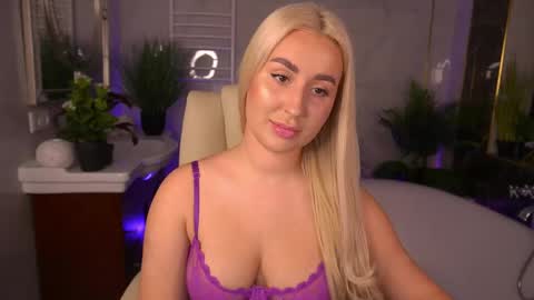 Snapshot of paolamola chatting on April 2026 01:35:02 PM Lia online show from April 2026 01:35:02 PM