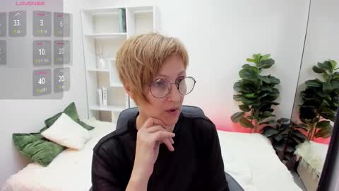 Snapshot of paris_cherry chatting on March 2026 06:00:01 PM Paris online show from March 2026 06:00:01 PM