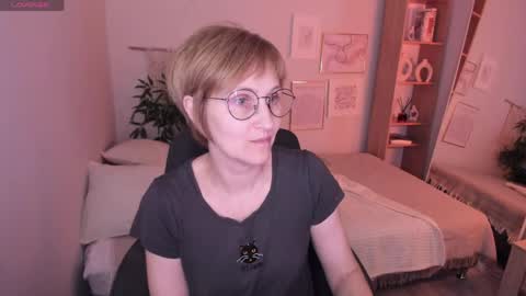 Snapshot of paris_cherry chatting on April 2026 12:48:02 PM Paris online show from April 2026 12:48:02 PM