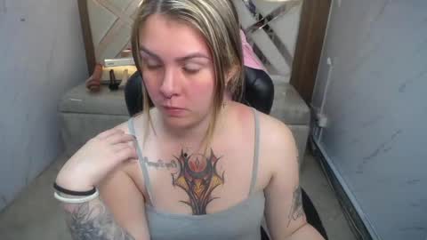 Snapshot of paula_b_ chatting on April 2026 12:50:02 PM Paula online show from April 2026 12:50:02 PM