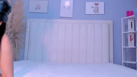 Pau online show from October 2025 07:24:02 PM