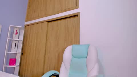 Pau online show from December 2025 07:19:02 PM