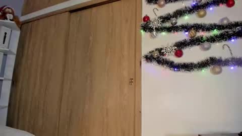 Pau online show from December 2025 08:59:01 PM