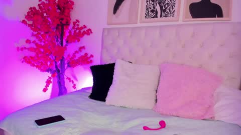 paula_hills_ online show from April 2026 10:27:02 AM