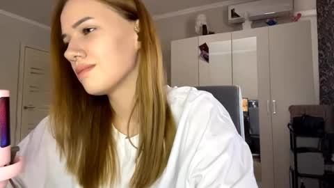 Snapshot of paulinelejune chatting on November 2025 08:40:01 AM Sonya online show from November 2025 08:40:01 AM