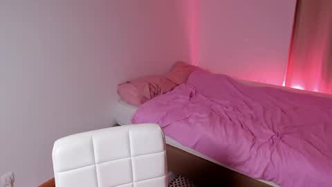 Snapshot of peachyamelia chatting on April 2026 06:35:01 PM Alice online show from April 2026 06:35:01 PM