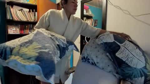 Tangerine Penaut online show from November 2025 07:01:02 PM