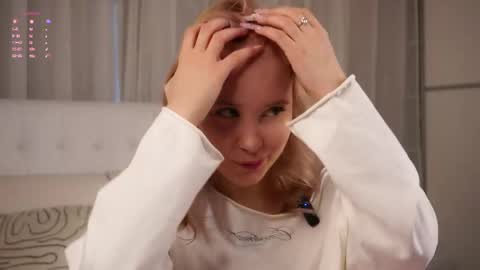 Snapshot of pebee chatting on April 2026 03:19:01 AM Lily online show from April 2026 03:19:01 AM