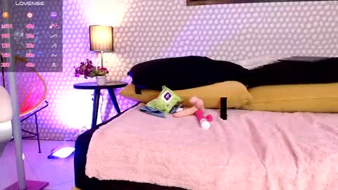 Penelope  Lets get to 100 hands up  online show from April 2026 04:26:02 AM