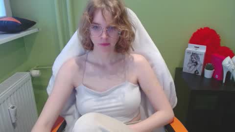 Snapshot of penny_lust chatting on December 2025 08:00:02 AM Penny online show from December 2025 08:00:02 AM