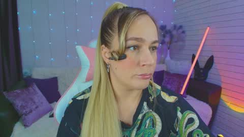 Dia  online show from February 2025 10:28:02 PM