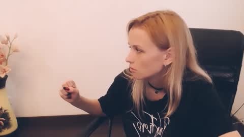 Mia online show from September 2025 09:53:02 AM