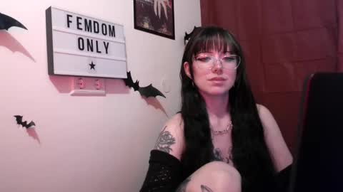 Snapshot of persephones_garden chatting on May 2026 12:13:01 PM Persephone online show from May 2026 12:13:01 PM