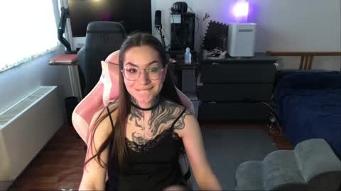 Snapshot of petal_dust_ chatting on April 2026 01:09:02 PM petal_dust_ online show from April 2026 01:09:02 PM