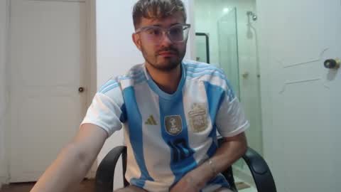 Snapshot of peter_x_annaud chatting on February 2025 10:24:01 PM FELIPE online show from February 2025 10:24:01 PM