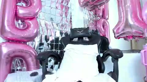 Snapshot of petite_amor chatting on October 2025 09:33:01 PM petite_amor online show from October 2025 09:33:01 PM