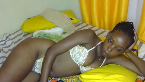 Snapshot of petite_tanya chatting on January 2025 05:07:02 AM Tanya online show from January 2025 05:07:02 AM