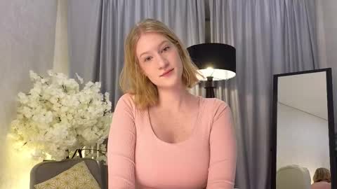 Snapshot of petitelz chatting on November 2025 06:19:02 PM Elza online show from November 2025 06:19:02 PM