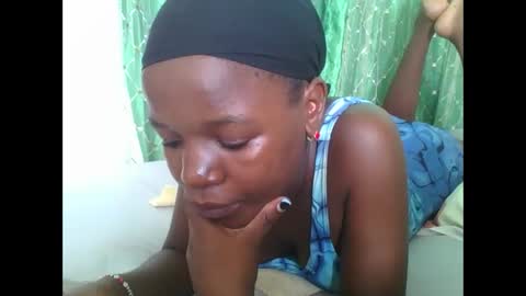 Snapshot of petitesweetchiq chatting on December 2025 11:06:01 AM petitesweetchiq online show from December 2025 11:06:01 AM