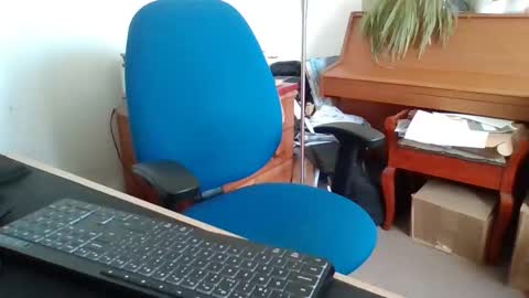 Snapshot of petitwilly chatting on May 2026 08:10:01 AM petitwilly online show from May 2026 08:10:01 AM