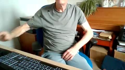 Snapshot of petitwilly chatting on June 2026 09:31:02 AM petitwilly online show from June 2026 09:31:02 AM