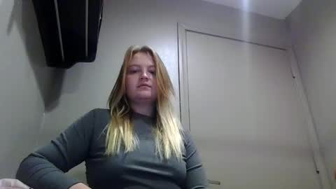 Snapshot of phatassblond chatting on December 2024 07:43:02 PM PhatAssBlond online show from December 2024 07:43:02 PM