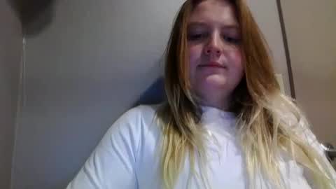 Snapshot of phatassblond chatting on December 2024 02:41:02 PM PhatAssBlond online show from December 2024 02:41:02 PM