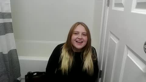 Snapshot of phatassblond chatting on December 2024 01:15:02 AM PhatAssBlond online show from December 2024 01:15:02 AM