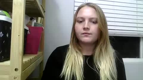 Snapshot of phatassblond chatting on December 2024 02:28:01 AM PhatAssBlond online show from December 2024 02:28:01 AM