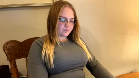 Snapshot of phatassblond chatting on January 2025 03:44:01 AM PhatAssBlond online show from January 2025 03:44:01 AM