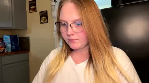 Snapshot of phatassblond chatting on February 2025 03:06:01 AM PhatAssBlond online show from February 2025 03:06:01 AM