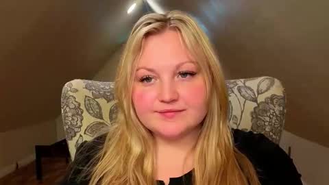 Snapshot of phatassblond chatting on May 2026 09:23:02 PM PhatAssBlond online show from May 2026 09:23:02 PM