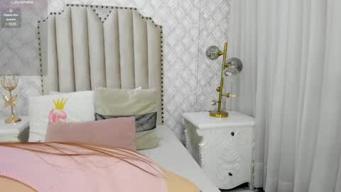 Snapshot of pia_johnson_ chatting on December 2024 11:44:01 AM online show from December 2024 11:44:01 AM