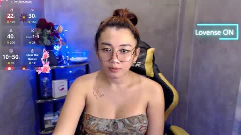 Snapshot of pia_worthsback chatting on May 2026 02:21:02 PM Pia online show from May 2026 02:21:02 PM
